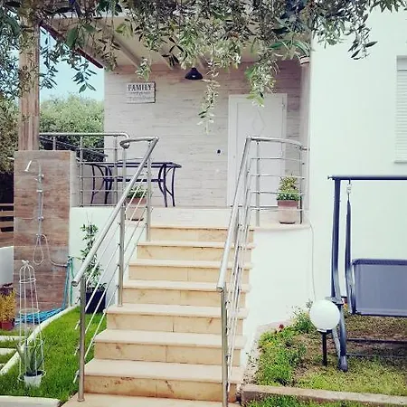 Happy Family فيلة *